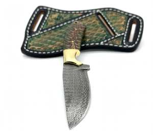 Cuchillo utilitario compacto de acero de Damasco hecho a mano, mango de resina de piña, pomo de latón, funda de cuero estampado para cinturón - Product Image 2
