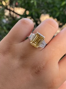 Anillo de Compromiso REVAT JEWELS con Tres Piedras de Diamante Amarillo Cultivado en Laboratorio de 5 Quilates, Piedras Laterales Trapezoidales, Oro de 18K, Certificado IGI - Product Image 4