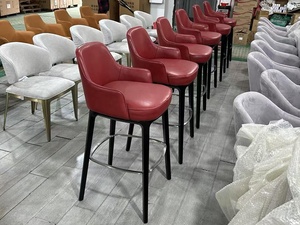 Taburete de Bar Moderno de Lujo en Cuero PU Color Vino Tinto, Silla de Barra Tapizada con Respaldo Alto de Madera Maciza y Reposapiés para Hogar, Bar y Hotel - Product Image 5