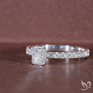 แหวนเพชรทรงเรเดียนท์คัท 0.5 กะรัต ผลิตในห้องปฏิบัติการ ได้รับการรับรองจาก IGI |   แหวนทองคำขาว 10k แบบวงแหวนซ่อน - Product Image 2