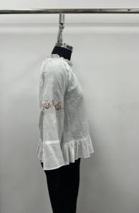 เสื้อผ้าฝ้ายสีขาวปักลายลำลองระบายอากาศได้ดี คอจีน แขนสามส่วนระบายชายเสื้อ ทรงหลวมใส่สบายสำหรับฤดูร้อน - Product Image 4