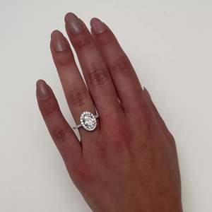 Bague de fiançailles ovale sertie halo pavé, avec pierre centrale de plus d'un carat, en or jaune, blanc, rose et platine 18 carats. - Product Image 4