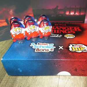 Huevo de Chocolate Sorpresa Stranger Things Kinder Joy 20G con Temática Especial y Juguete Misterioso, Artículo de Regalo Divertido para Niños y Fans - Product Image 1