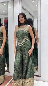Ensemble prêt-à-porter composé d'un haut en faux georgette avec imprimé numérique design et broderies, d'un pantalon palazzo et d'un dupatta. - Product Image 2