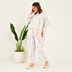 Conjunto coordinado de lino y algodón premium estampado para mujer Perfect Pastel, camisa asimétrica de manga larga y pantalones rectos, conjunto para estar en casa o en la playa. - Product Image 3