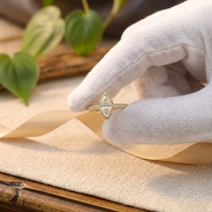 Anillo de Aniversario Chapado en Oro Amarillo con Seis Puntas y Diamante Marquise, Anillo de Compromiso Elegante con Moissanita, Regalo de Cumpleaños para Ella - Product Image 4