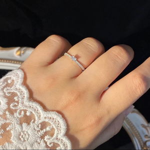 Bague de fiançailles solitaire classique en diamant rond avec pavé, plaqué or 18 carats, pour bijoux de mode féminins - Product Image 4