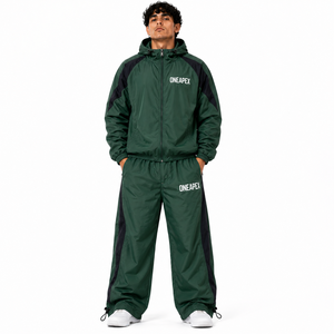 Conjunto Deportivo para Hombre, Chaqueta Cortavientos con Capucha Verde Oscuro, Pantalones Jogger de Nailon Ligero, Ropa Deportiva Personalizada - Product Image 1