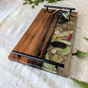 Plateaux de service en bois et résine peints à la main, multicolores, carrés, avec motifs décoratifs pour la présentation d'objets artisanaux en résine - Product Image 3