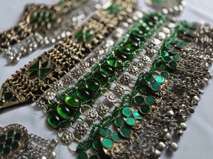 Vibrante conjunto de collar tribal afgano con aretes a juego con incrustaciones de cristal azul y cuentas metálicas detalladas para un conjunto completo. - Product Image 2