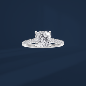 Anillo de Compromiso Clásico para Mujer en Platino PT950 con Diamantes de Corte Cushin 2 y Diamantes Laterales, Certificado IGI - Product Image 2