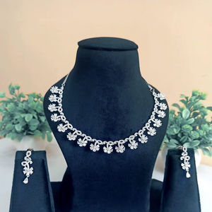 Ensemble de bijoux de mariage en strass blancs de qualité supérieure - Collier et boucles d'oreilles plaqués argent de luxe pour les mariées - Product Image 1