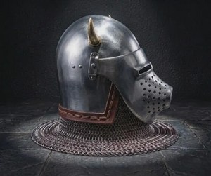 Casque médiéval antique à visage de cochon avec cornes plaquées or, armure en acier, gilet de mailles, thème animal, objet de collection - Product Image 4