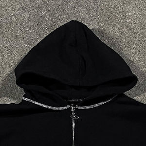 Sudadera con capucha negra con cremallera y pedrería para mujer, estilo streetwear, corta, con costuras en contraste, informal y a la moda. - Product Image 3