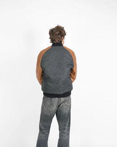 เสื้อแจ็คเก็ตวาร์ซิตี้ แขนหนังสีแทน ผู้ผลิต รับทำโลโก้ ปักคุณภาพสูง ตกแต่งด้วยผ้าปะติด  สไตล์สตรีทแวร์ เสื้อแจ็คเก็ตทีมสำหรับฤดูหนาว - Product Image 6