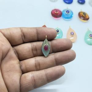 Pendentif double pierre en labradorite marquise plaqué or 14 carats avec breloque artisanale en aventurine verte ovale sertie - Product Image 2