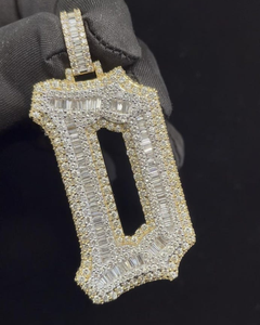 จี้เพชรโมอิสซาไนต์ทรงบาแกตต์แบบเย็นๆ หรูหรา ชุบทอง 18K สั่งทำตัวอักษรชื่อได้  เครื่องประดับฮิปฮอปสำหรับแร็ปเปอร์ จี้ตัวอักษรเงินแท้ 925 - Product Image 1