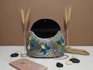 Sac à bandoulière de luxe pour femme, fait main, en mosaïque métallique et perles, motif floral, idéal pour mariages, soirées et célébrations - Product Image 4