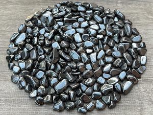 Vente en gros de gravier de cristal d'hématite et d'agate poli et gravé de 3-5 mm, pierre de guérison en vrac pour la décoration intérieure chez Amayra Crystal Exports India - Product Image 6