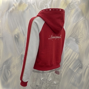 เสื้อสเวตเชิ้ตโอเวอร์ไซส์แบบมีฮู้ดสีแดง Snowgrace ผ้าฟลีซ ซิปหน้า พิมพ์ลายกลิตเตอร์ ประดับเพชร กระเป๋าหน้า สไตล์สปอร์ต ใส่ได้ทั้งชายและหญิง เหมาะสำหรับฤดูหนาว - Product Image 4