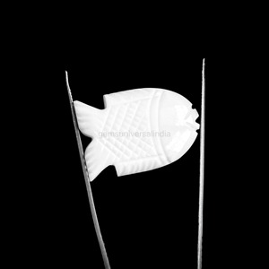 Pendentif en howlite naturelle sculpté à la main en forme de poisson, 30mm x 20mm, pierre précieuse en vrac, breloque poisson en cristal, prix de gros pour la fabrication de bijoux en vrac - Product Image 3