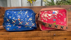 Sac à bandoulière personnalisé en cuir recyclé métallisé pour femme Sacs à bandoulière de luxe à pompons en cuir colorés élégants et tendances - Product Image 3