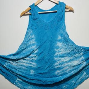 Túnica Boho sin Mangas con Estampado Tie Dye Azul Cielo y Cuello Redondo para Mujer |   Vestido Casual Holgado con Corte Evase para Verano - Product Image 1
