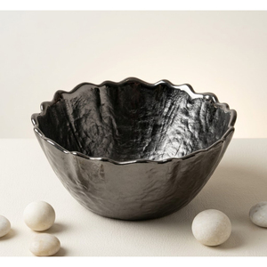 Bol décoratif moderne en aluminium noir mat, bol de service irrégulier martelé avec bord festonné pour table d'hôtel de luxe - Product Image 1