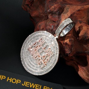 Collar con la frase 'Billion Dollar Mindset' con incrustaciones de diamantes micro pavé tipo baguette, colgante de disco 3D, estilo hip hop brillante, ideal para regalo - Product Image 5