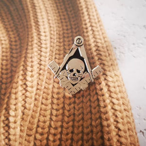 Exquisitos insignias masónicas personalizadas: nuevos pines de solapa con esqueleto masónico, técnica de esmalte duro para masón. - Product Image 5