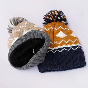 Bonnet en tricot unisexe rouge, blanc et noir à motif Argyle avec pompon, bonnet d'hiver chaud, style décontracté pour adultes - Product Image 3
