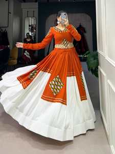 Conjunto de Lehenga Choli listo para usar para Navratri, con tela de rayón de diseño que se ha enriquecido con el tradicional patchwork Gamthi y un toque de Gota Patti. - Product Image 1