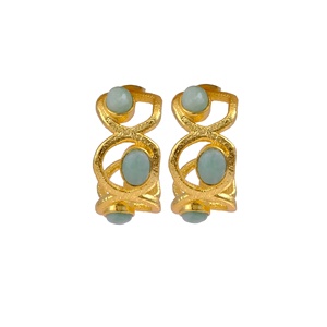 Boucles d'oreilles créoles texturées en laiton électrolytique or Amazonite fabriquées à la main clous de créateur élégants bijoux artisanaux en gros à la mode - Product Image 6
