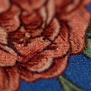 Nouveaux foulards carrés pour femmes de haute qualité en gros, 100 % soie, matériau premium, couleur unie, pour usage extérieur, logo personnalisé - Product Image 2