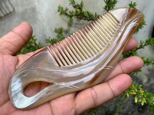 Peine de bolsillo ecológico hecho a mano con cuerno de vaca - Antifrizz para el cuidado diario del cabello y la barba, ideal para regalos de empresa y decoración del hogar - Product Image 6