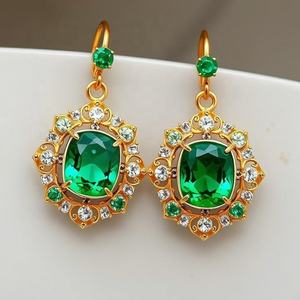 Vente en gros de boucles d'oreilles classiques élégantes en or 18 ct avec émeraude pour filles et femmes - Product Image 4