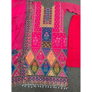 Atractivo Conjunto de Pantalón y Top de Poliéster 100% con Estampado Digital Georgette, Adorno de Piedras y Espejo Real, con Dupatta Rosa - Product Image 3