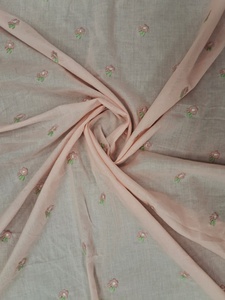 Tissu en coton pêche clair en gros avec broderie florale multicolore délicate pour vêtements de créateurs et vêtements pour enfants - Product Image 2