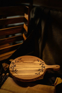 Tabla de cortar redonda de madera de calidad premium 100% con mango largo - Product Image 5