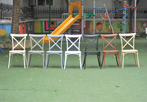 Chaise d'hôtel en plastique beige à dossier croisé - Chaise de salle à manger légère et écologique pour usage intérieur/extérieur, hôtels, salons - Product Image 4