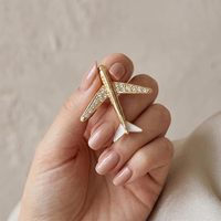 Broche de Diseño de Avión para Hombre, Hecho a Mano, Tono Dorado, Detalles de Cristal, Alta Calidad, Opción de Logotipo Personalizado, Reutilizable, Duradero, Fácil de Usar
