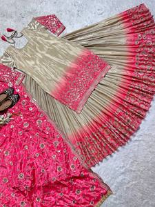 Robe de mariée traditionnelle indienne pakistanaise brodée rose pour femme, longueur ras du sol, en soie, coupe ample avec travail doré - Product Image 2