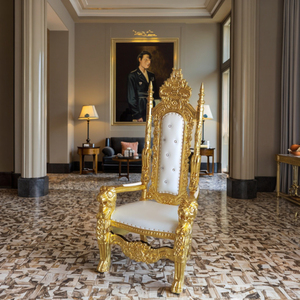 Fauteuil trône moderne avec accoudoirs en <span class=keywords><strong>or</strong></span> - Cadre sculpté de luxe, cuir capitonné blanc, style <span class=keywords><strong>royal</strong></span>, mariage, roi, reine, accent, salon, villa - Product Image 4