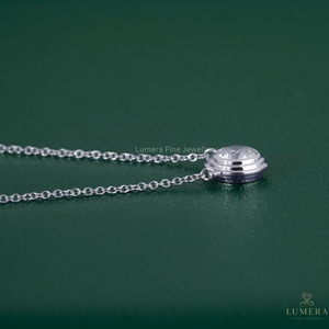 Collier pendentif solitaire en or massif 14 carats avec diamant de laboratoire taille brillant couleur D 1 carat certifié IGI, serti clos, style moderne et minimaliste - Product Image 4