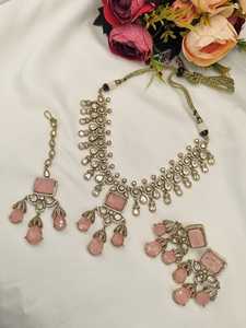 Parure de bijoux de mariée haut de gamme Kundan avec collier ras-du-cou carré orné de pierres, boucles d'oreilles pendantes assorties et Maang Tikka - Product Image 6