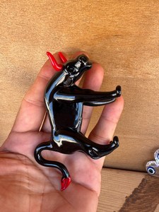 Figurine de taureau en verre soufflé à la main, noire avec cornes et queue rouges, sculpture décorative sur le thème animalier - Product Image 3