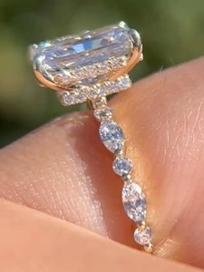 แหวนหมั้นเงินแท้ 925 ทรงเรเดียนท์คัท ประดับด้วยพลอยมาร์คีส์ด้านข้าง - Product Image 2