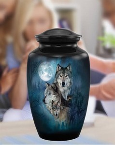 Urne funéraire noire avec motif de trois loups et scène de nuit de pleine lune, fournitures funéraires, urne commémorative avec couvercle en métal, urne durable - Product Image 1