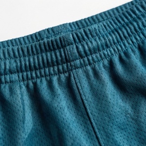 Shorts de basket-ball en maille pour hommes, personnalisables avec logo OEM, sublimation, séchage rapide, écologiques, couleur unie, été, plage, vente en gros - Product Image 4