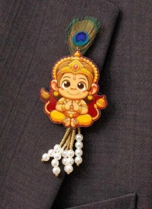 Broche de diseño artesanal de Hanuman para bebé con pluma de pavo real Morpankh y borlas de perlas blancas - Product Image 2